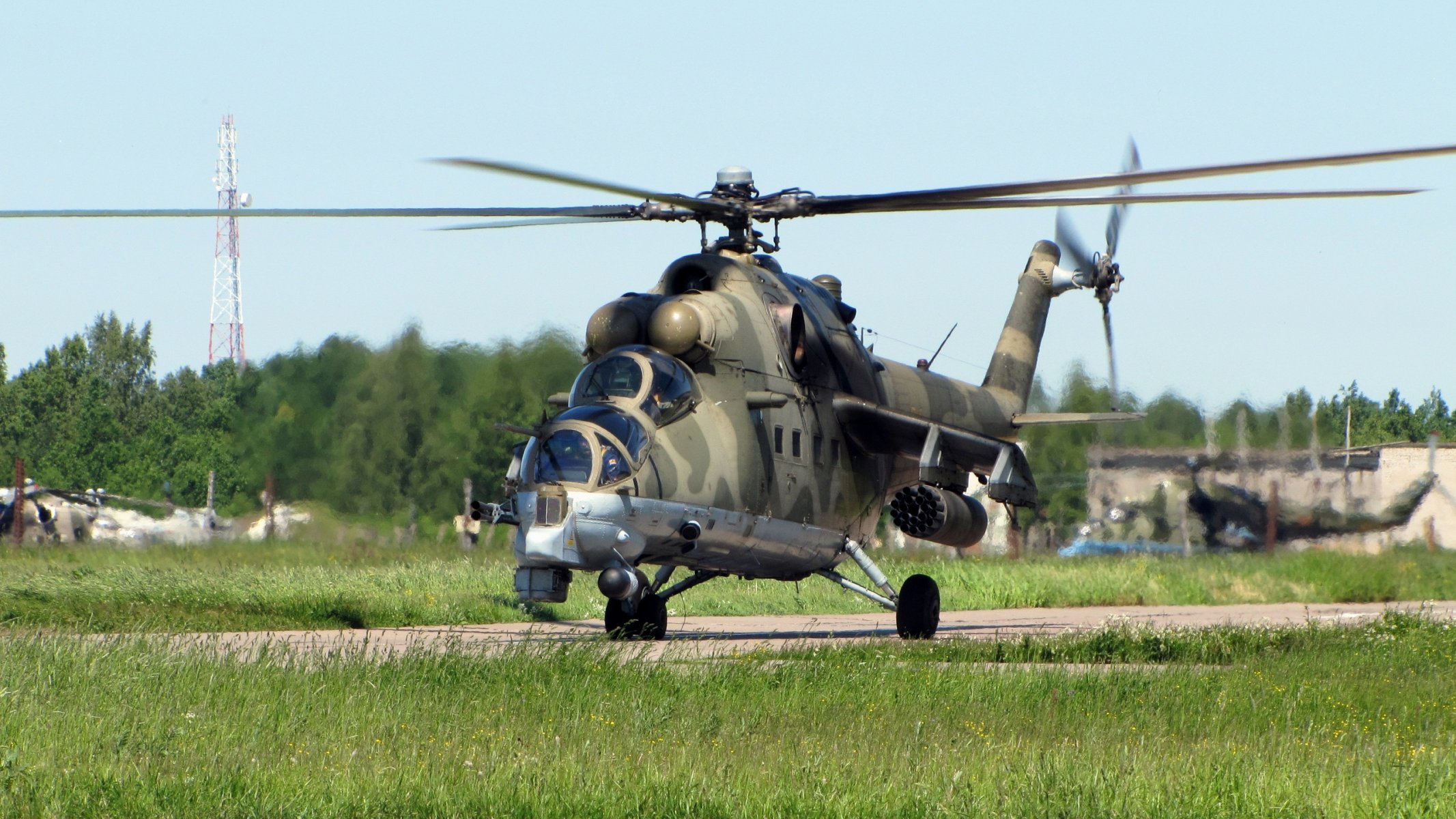 mi-24 crocodile hélicoptère transport et combat aérodrome herbe