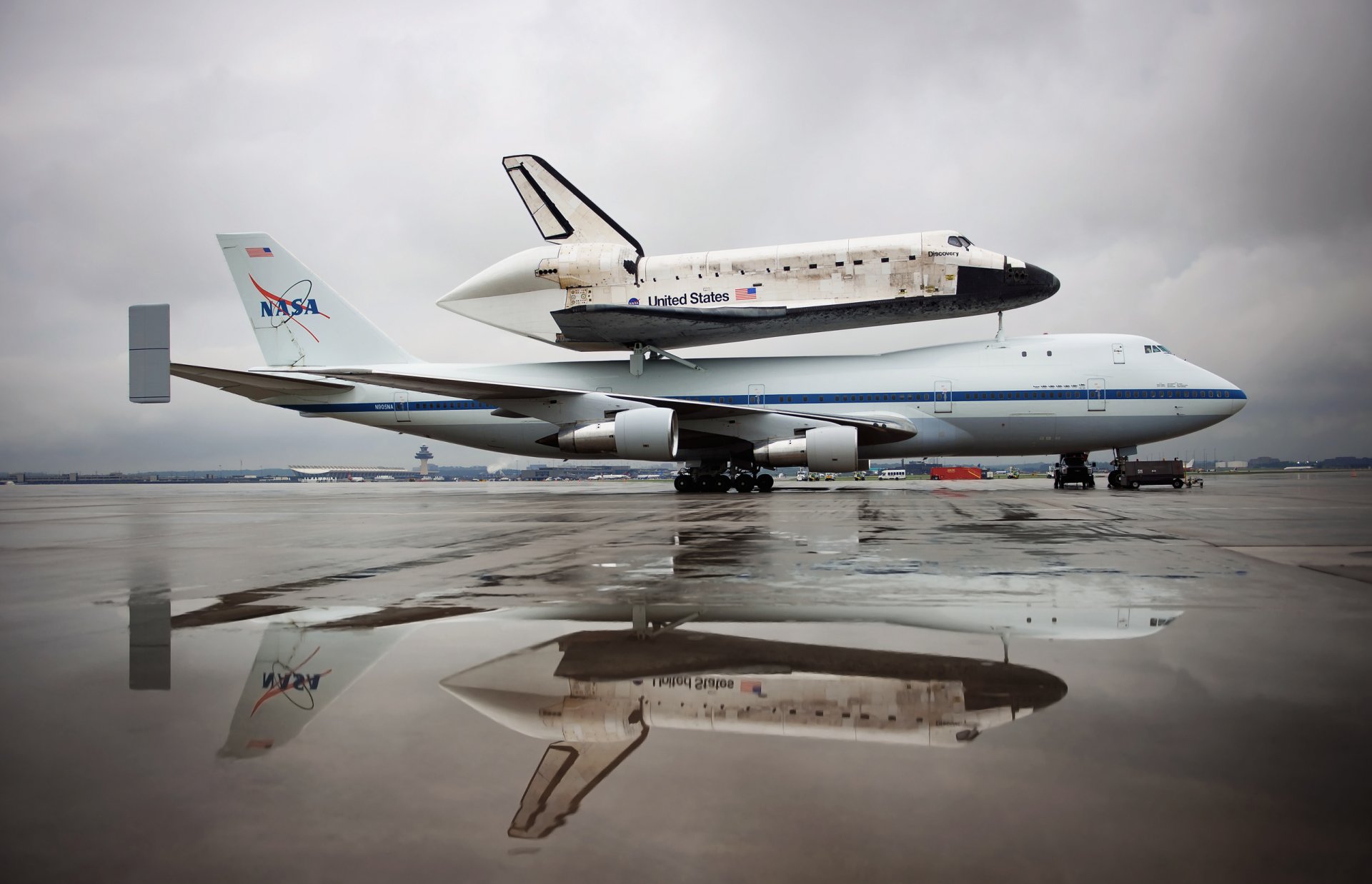 discovery-shuttle shuttle discovery nasa flugzeug flugplatz pfütze reflexion