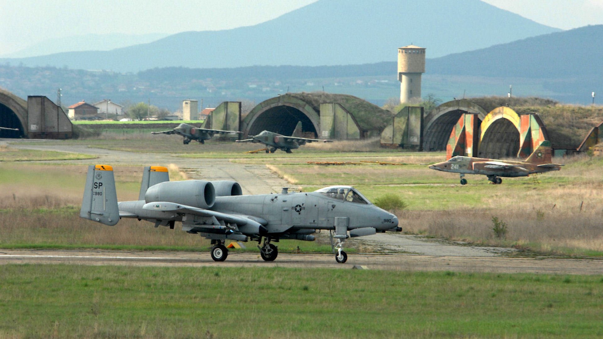 fairchild république a-10 thunderbolt ii stormtrooper su-25 frogfoot grach hangars aérodrome tour