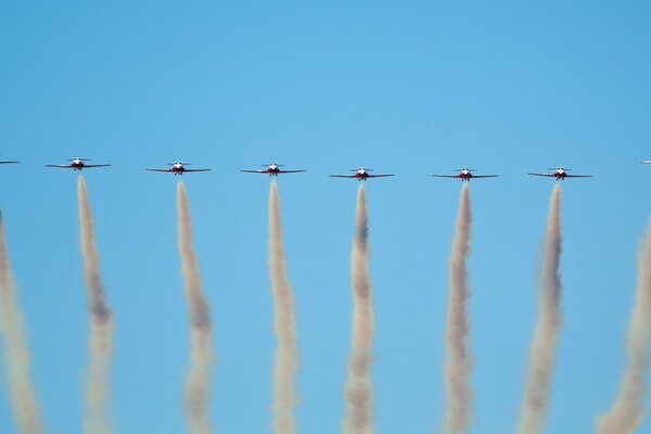 Aviación volando en el cielo azul