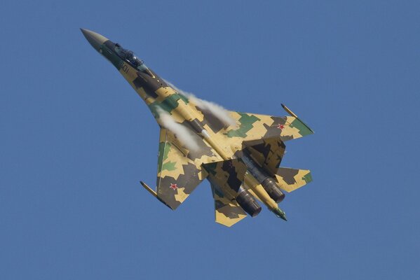 Su-35S-Kampfflugzeug fliegt in den blauen Himmel