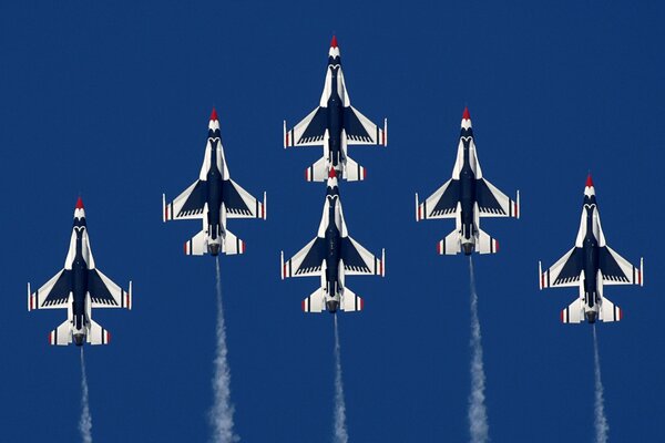 Sześć myśliwców na niebieskim tle