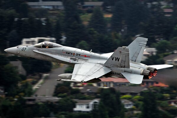 Militärflugzeug fliegt über die Stadt