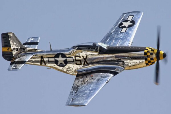 Vuelo en el cielo del avión p-51 Mustang