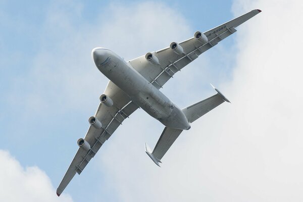 An-24 en el cielo sobre Ucrania