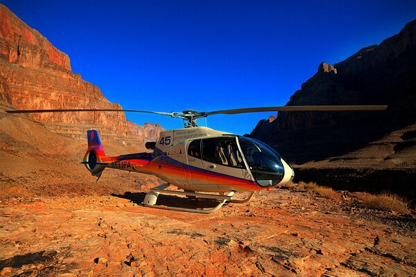 Elicottero nel canyon contro il cielo blu