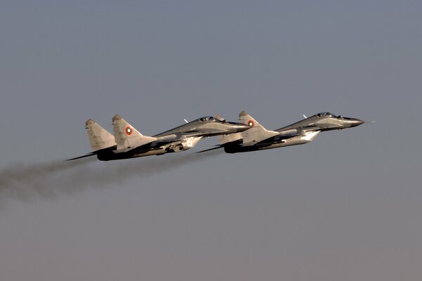 Dwa myśliwce MiG 29 niebo szare