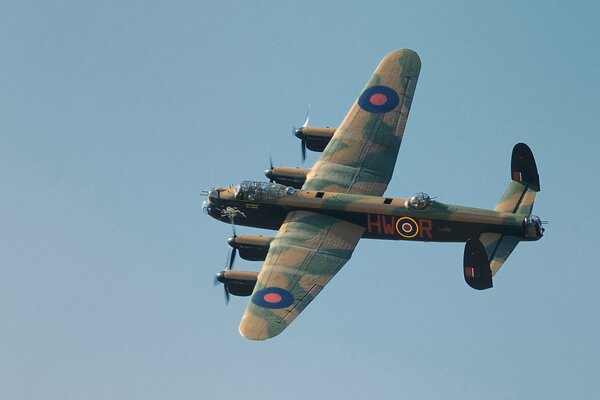 Avión Avro Lancaster en el cielo