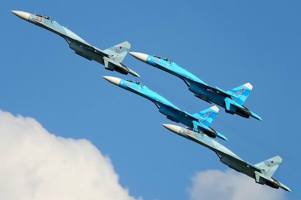 Avions de chasse dans le ciel su-27 entre les nuages