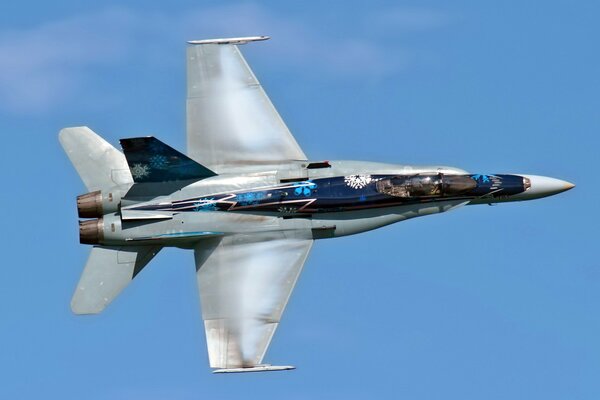 En el fondo del cielo azul - un avión militar extranjero