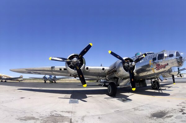 Guapo Boeing B-17 fortaleza voladora en el aeródromo