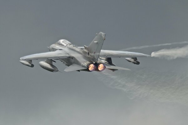 Samolot z bronią Tornado gr4 na niebie