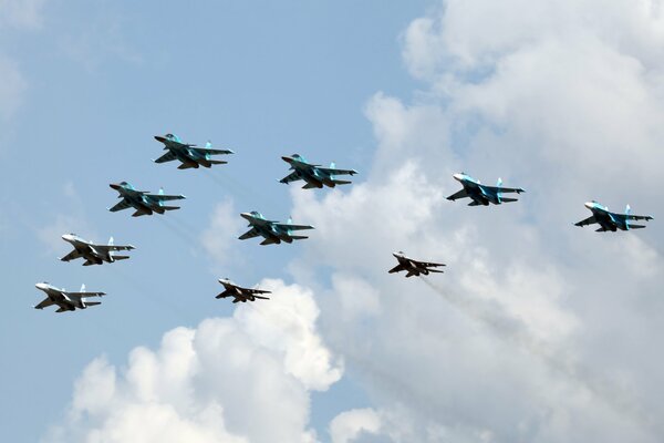 Kolonne russischer Kampfjets bei der Parade