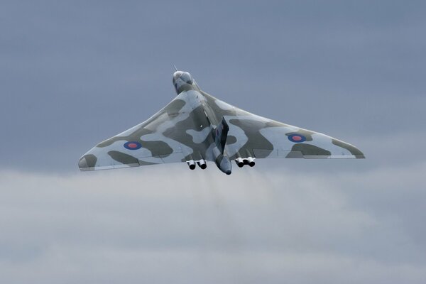 Bombardier stratégique britannique Avro Vulcan aller en mission dans le ciel.