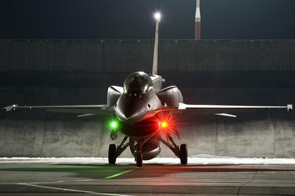 La bellezza del caccia aiericano F-16 di notte