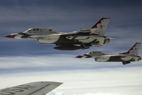 Los cazas f-16 realizan una compleja figura aérea