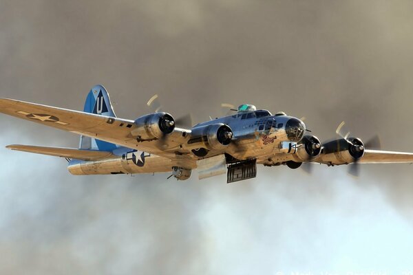 Amerykański bombowiec b-17 leci w tle dymu