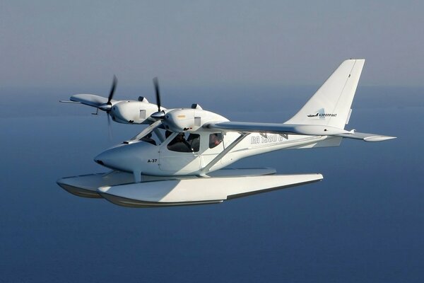 Hidroavión A-37 en vuelo sobre el mar