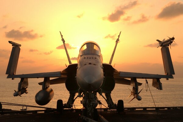 McDonald s-douglas Hornet im Hintergrund des Sonnenuntergangs