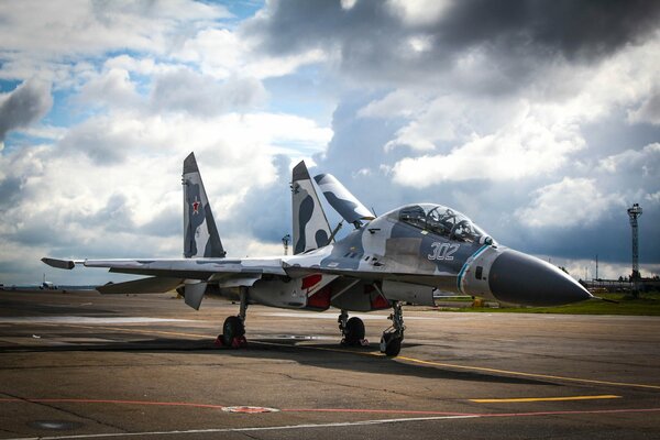 Kampfjet su 27 auf dem Flugplatz vor dem Hintergrund des Himmels