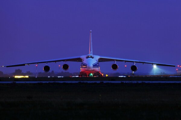 Das Transportflugzeug Ruslan landet.