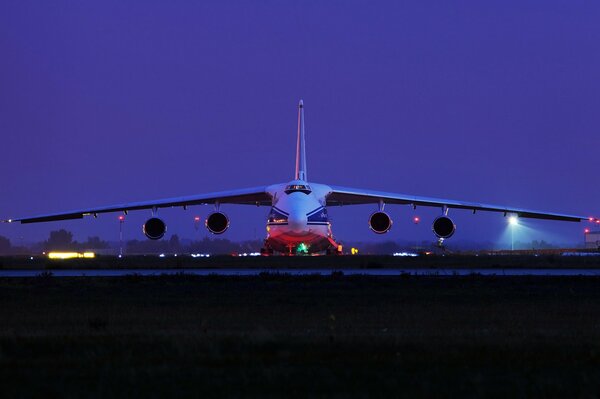 El avión de transporte Ruslan aterriza.