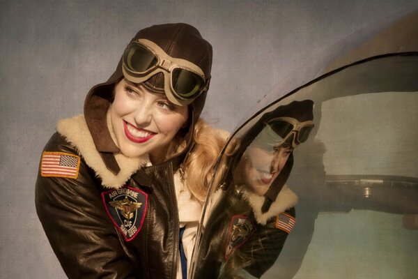 Chica posando en uniforme de piloto militar