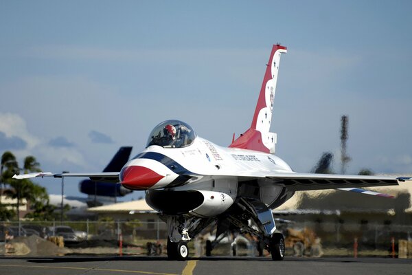 F-16 на авиабазе готовится к вылету