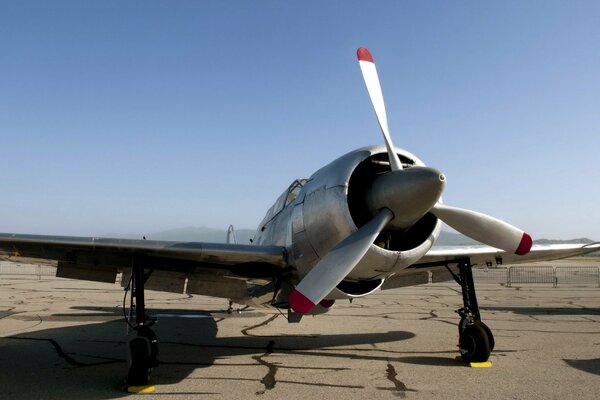 La corona del avión en un terreno espacioso