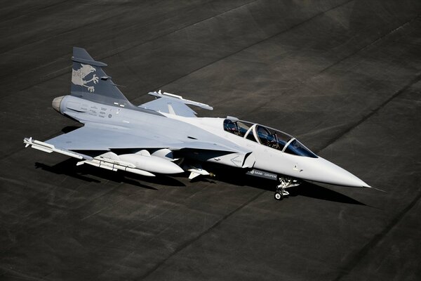 Bellissimo aereo militare su asfalto nero