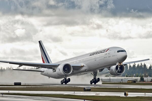 Boeing 777 landet am Flughafen