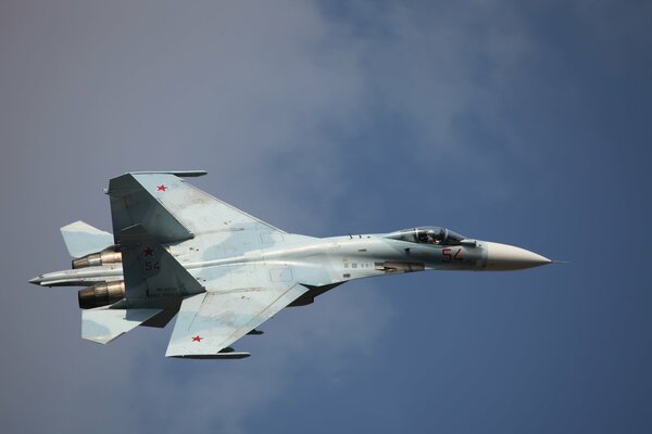 Na błękitnym niebie leci Rosyjski myśliwiec Rosji