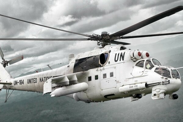 Mi-24 dyżuruje na zachmurzonym niebie