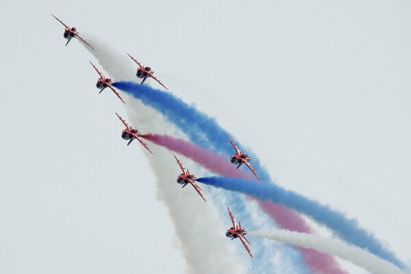 Aufschlussreiche Flugshow der leichten Kampfflugzeuggruppe mit dem Start eines dreifarbigen Rauchschleiers