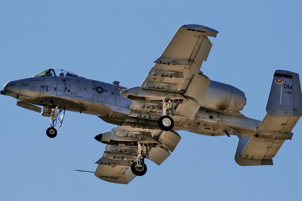 Aereo da combattimento che vola nel cielo blu