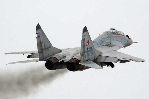 El poderoso caza MIG-29ub vuela en el cielo