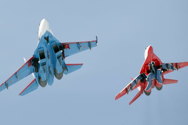 Два русских аса готовы показать фигуры высшего пилотажа