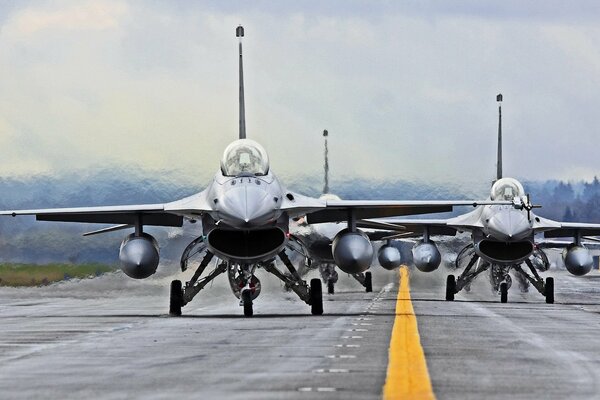 Photo de l aérodrome avec des avions prêts à voler au sommet