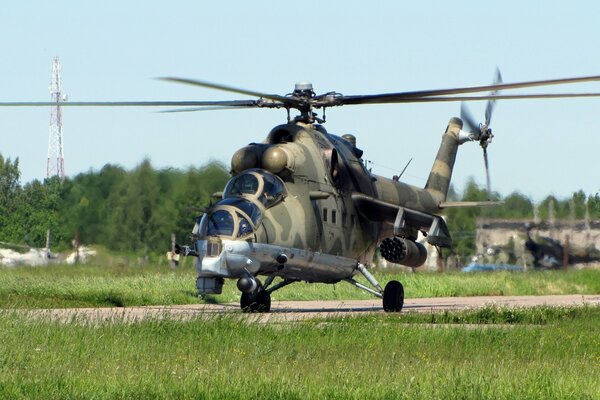 Транспортно-боевой вертолёт ми-24 на траве