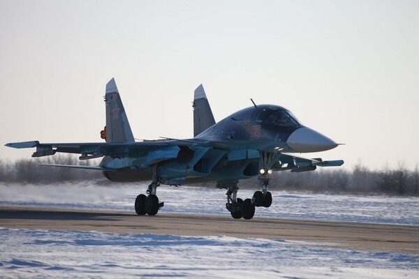 Bombardero su-34 defensa de la fuerza aérea rusa despegue