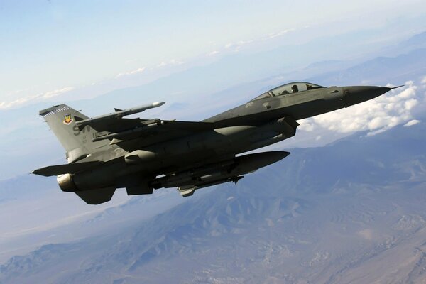 Amerikanischer f-16-Kampfjet fliegt durch die Wolken