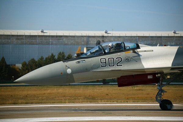 Caccia Su 35 cabina di pilotaggio preparazione al decollo