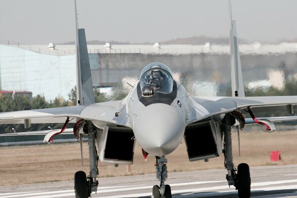 El su-35 en la pista se prepara para despegar