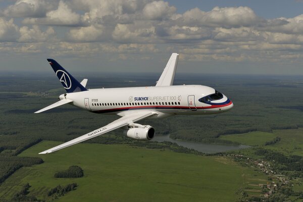 Avion de passagers dans l air blanc