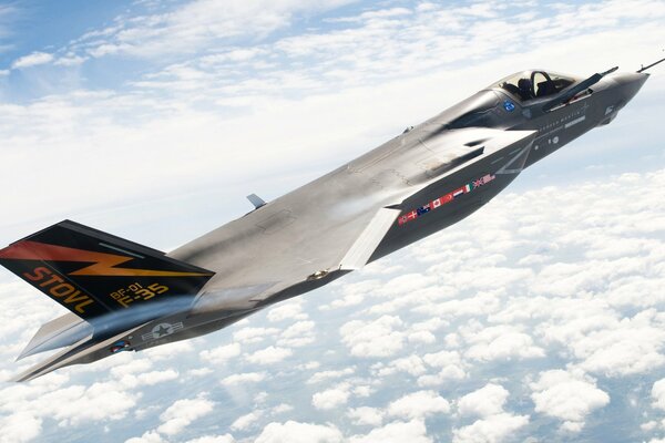 Image combattant lockheed martin f 35-la foudre vole dans les nuages