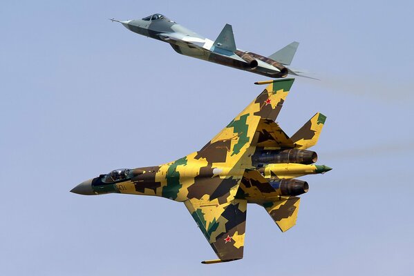 Die Kampfjets t-50 und su-35 kreisen am Himmel