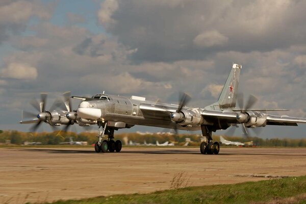 Russo, bombardiere strategico Tu - 95 ms