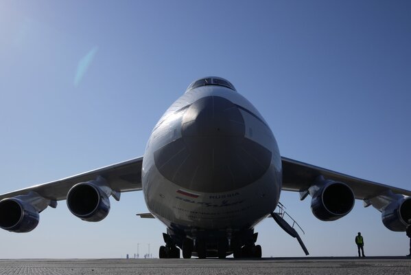 Riesiges russisches Flugzeug vom Vordergrund