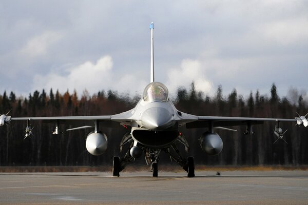 F-16 mit Munition ist bereit für den Abflug