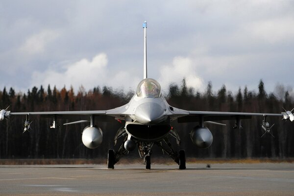 F-16 avec munitions prêt à décoller